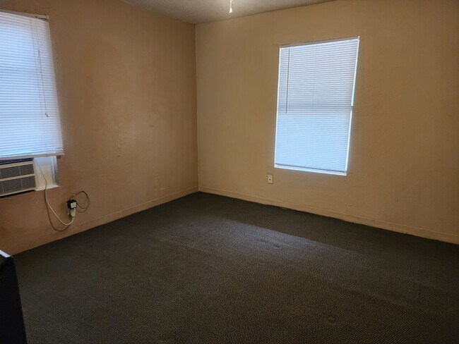 Building Photo - E 9th Duplex 1