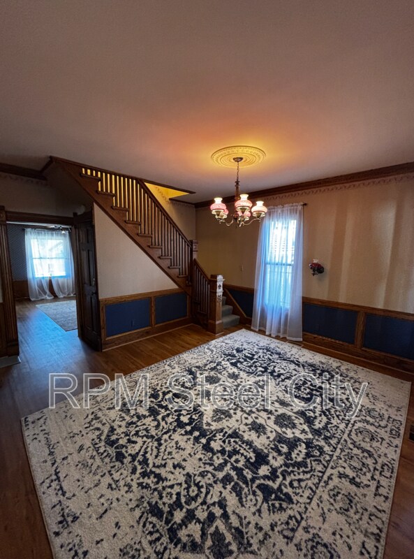 Building Photo - 512-512 1/2 W 10th St