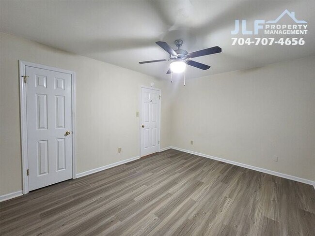 Building Photo - 2 Bed /1.5 Bath Duplex in Convenient Kanna...