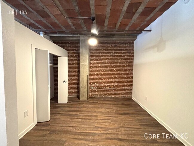 Building Photo - 204 Walnut St