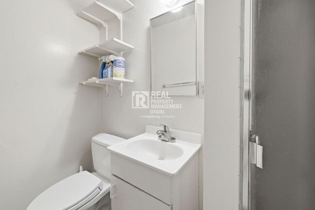 Building Photo - 726 primrose-