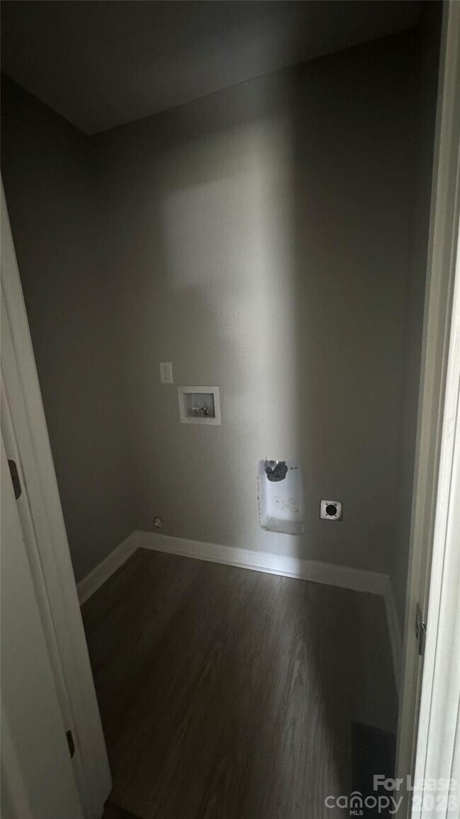 Building Photo - 286 Melrose Dr SW