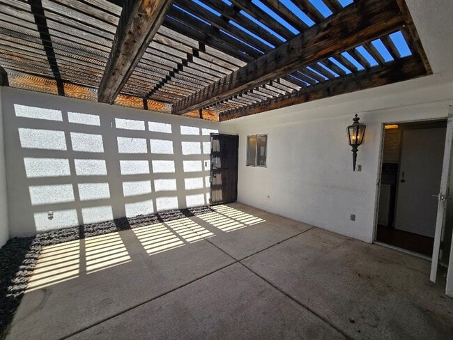 Building Photo - A Fabulous 3 Bedroom Townhome Centrally located.