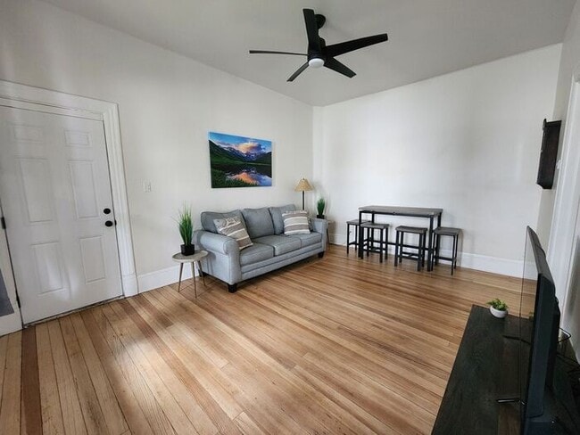 Primary Photo - 1 Bed 1 Bath right in Old Colorado City