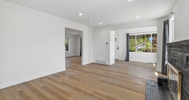 Building Photo - Remodeled 5BR Vintage Gem in Prime West Seattle