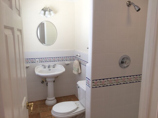 Building Photo - Great 3 Bedroom 3 Bath House in Monterey Fishermans Flats Neighborhood