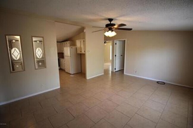 Building Photo - HUGE PRIVATE LOCATION 3 BEDROOM 2 BATH HOME!!