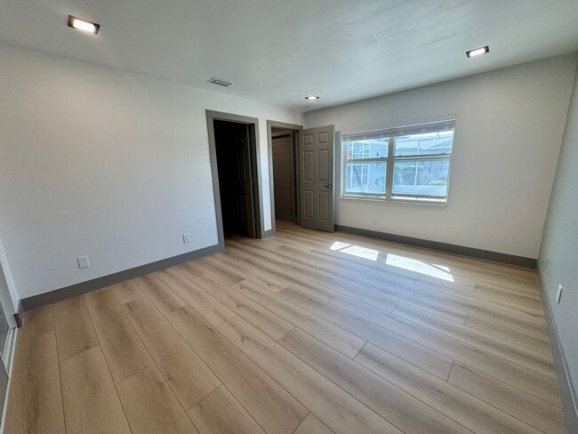 Building Photo - 2bd 2bath newly remodeled townhouse - Avai...