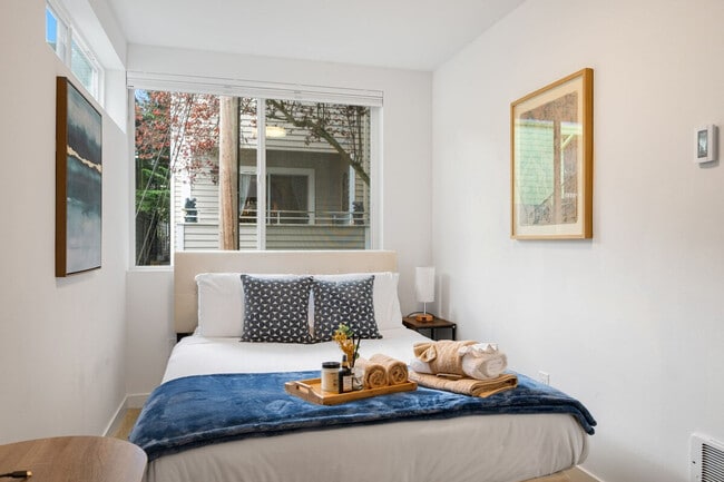 Building Photo - 620D 10th Ave E