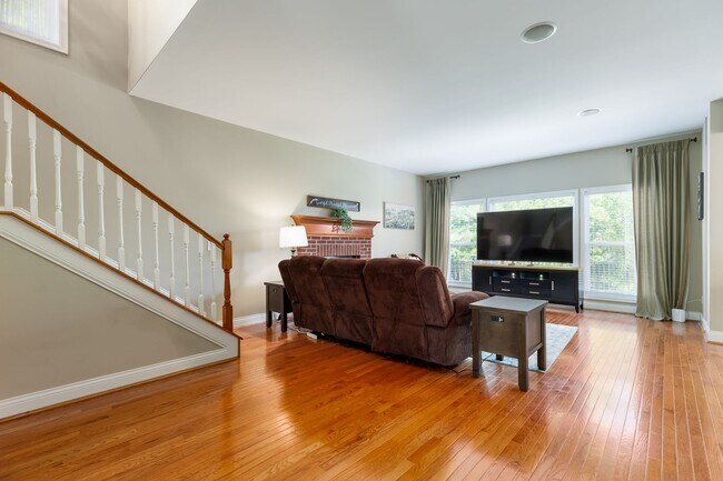 Building Photo - Short term rental available