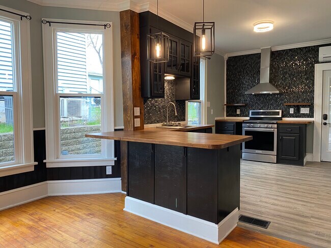 Building Photo - 37 Wyoming St E