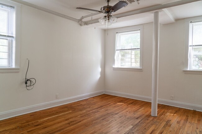 Building Photo - Ravenswood - 2 Bed / 1 Bath English Garden...