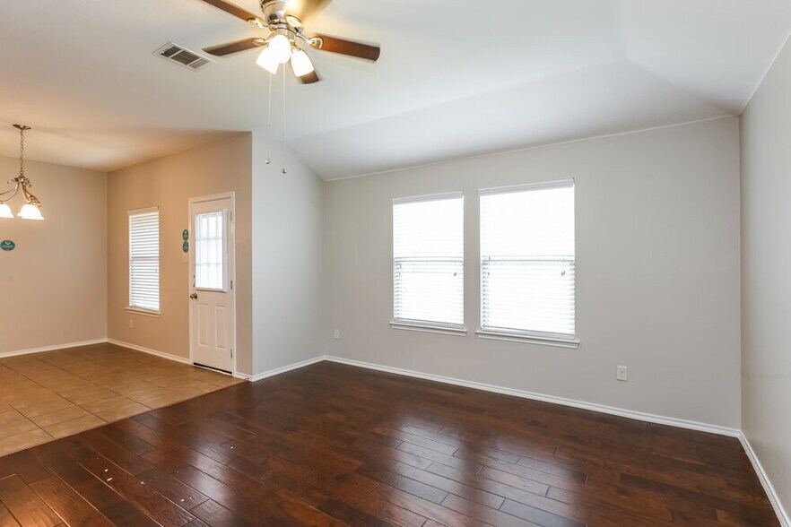 Building Photo - 2116 Meadow View Dr