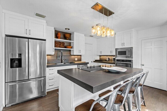 Building Photo - 11823 Pebblewood Dr