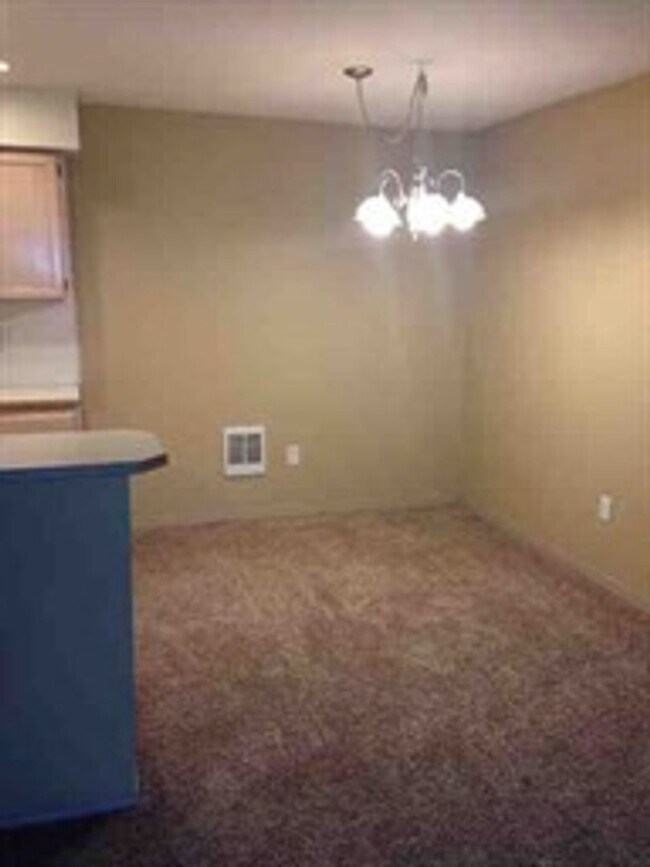 Building Photo - Charming 2-Bedroom Ground-Level Home in Qu...