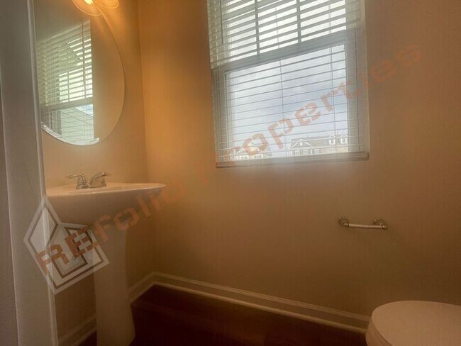 Building Photo - Luxury 3 Story 4 BD/3.5 Bath Townhome @ Sm...