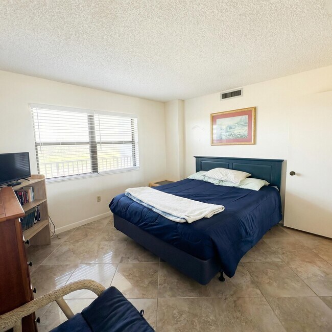 Building Photo - 4250 N Hwy A1A