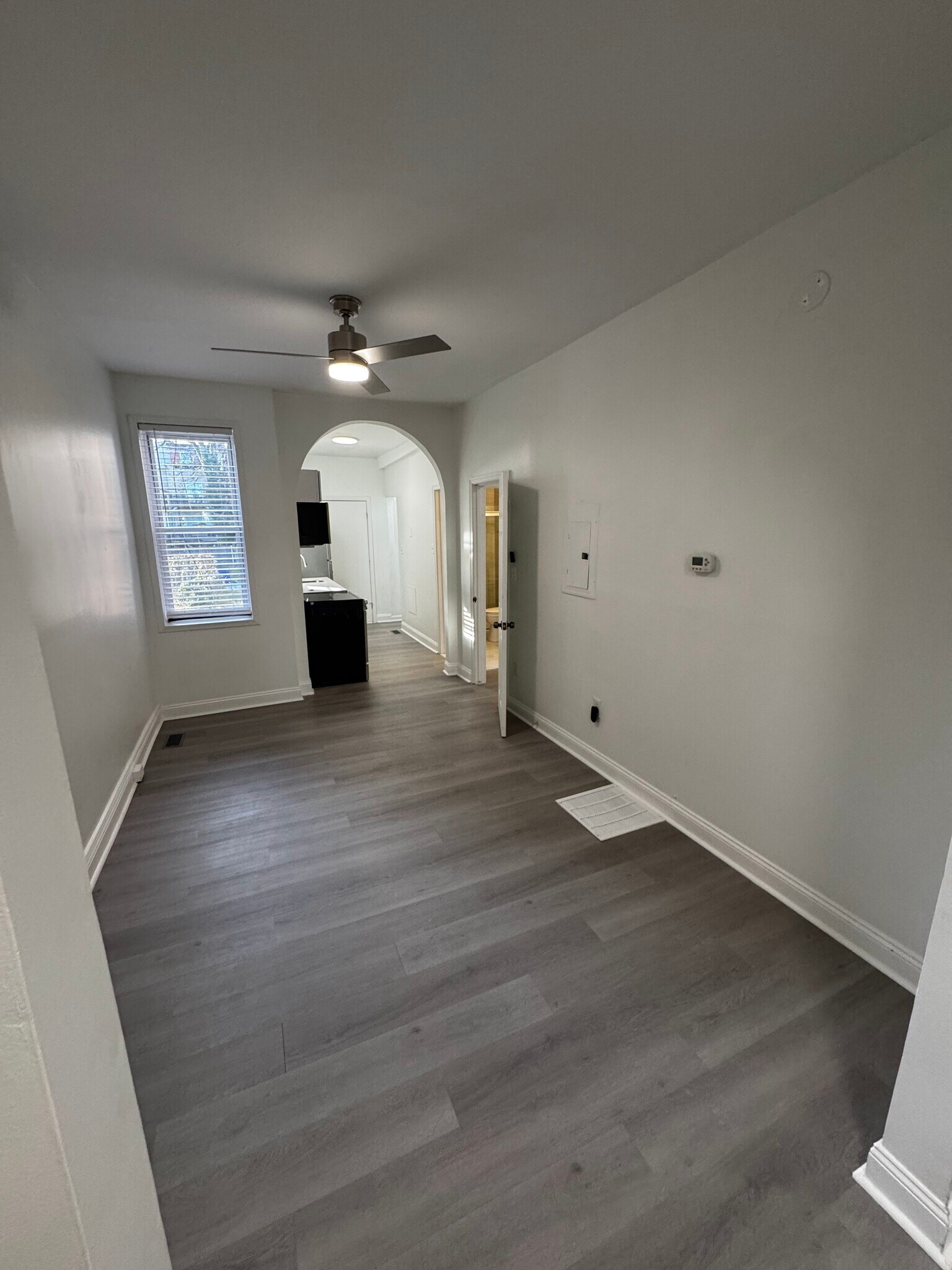 Spacious Living Rm/Dining Area - 2448 Lakeview Ave