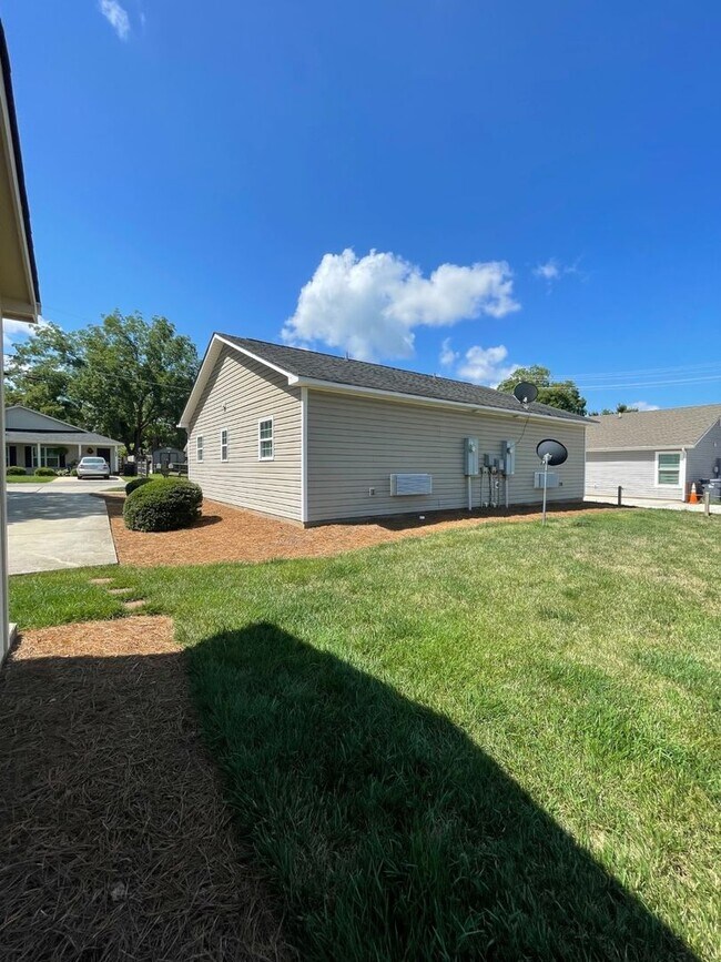 Building Photo - 1 Bedroom 1 Bath Duplex Cute and charming area in the heart of Huntersville... perfect for single...