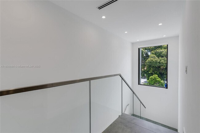 Building Photo - 2842 SW 32nd Ct