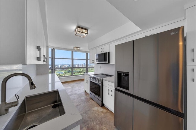 Building Photo - 3500 Mystic Pointe Dr