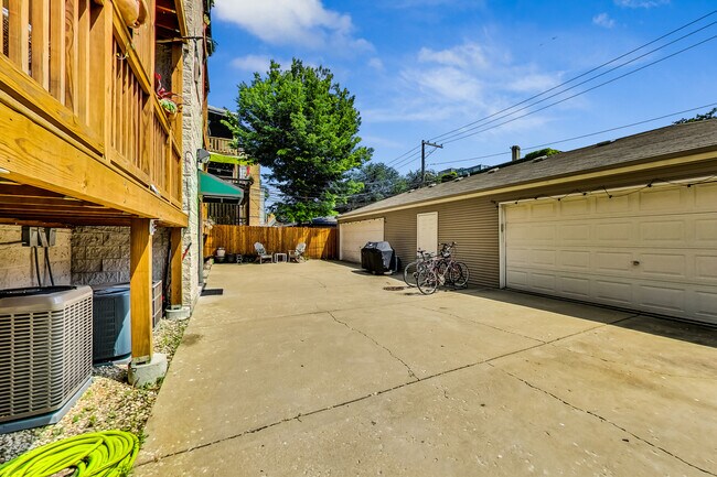 Building Photo - 917 W Lakeside Pl