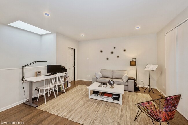 Building Photo - 1727 N Mohawk St