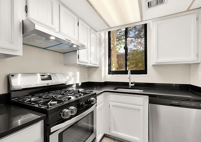 Building Photo - 3825 Davis Pl NW