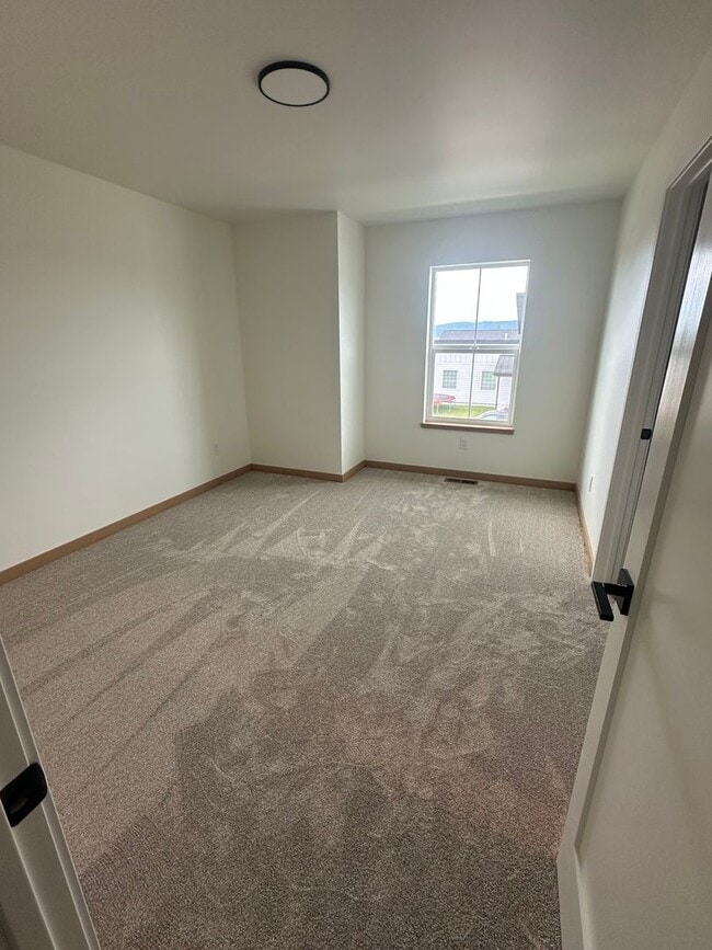 Building Photo - New 3 bed 3 bath w/garage for Rent - Kalispell Townhouse