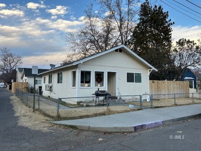 Primary Photo - Great Downtown Location