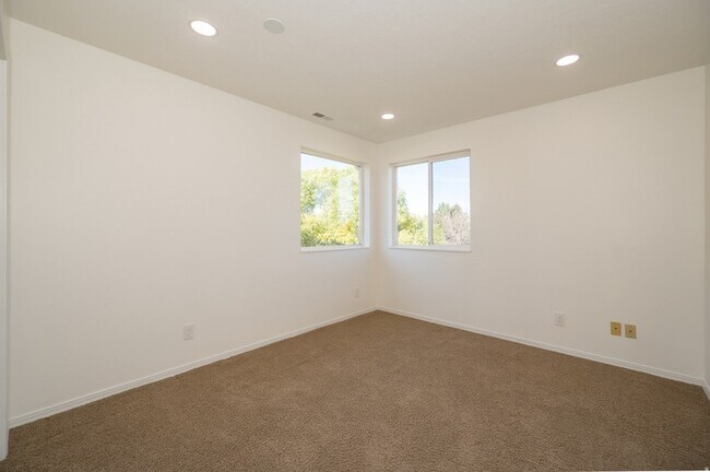 Building Photo - 857 Southfork Dr