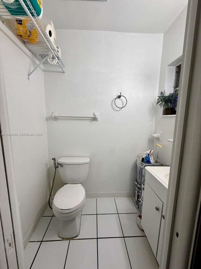 Building Photo - 303 NE 187th St