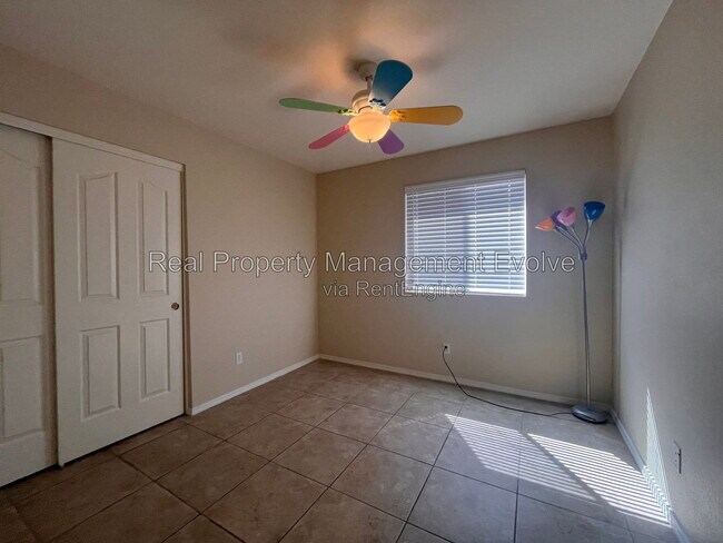 Building Photo - 2335 E Aire Libre Ave