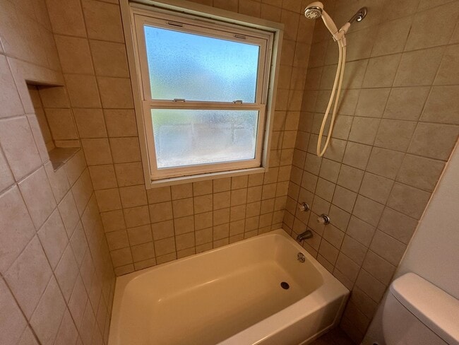 Building Photo - 5 Bed 2 Bath Home with 2 Car Attached Garage in Quiet Nice Neighborhood.