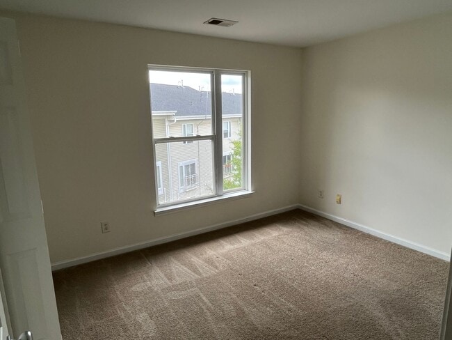 Building Photo - Great 2 Bed Condo in NODA with 1 Car Garage