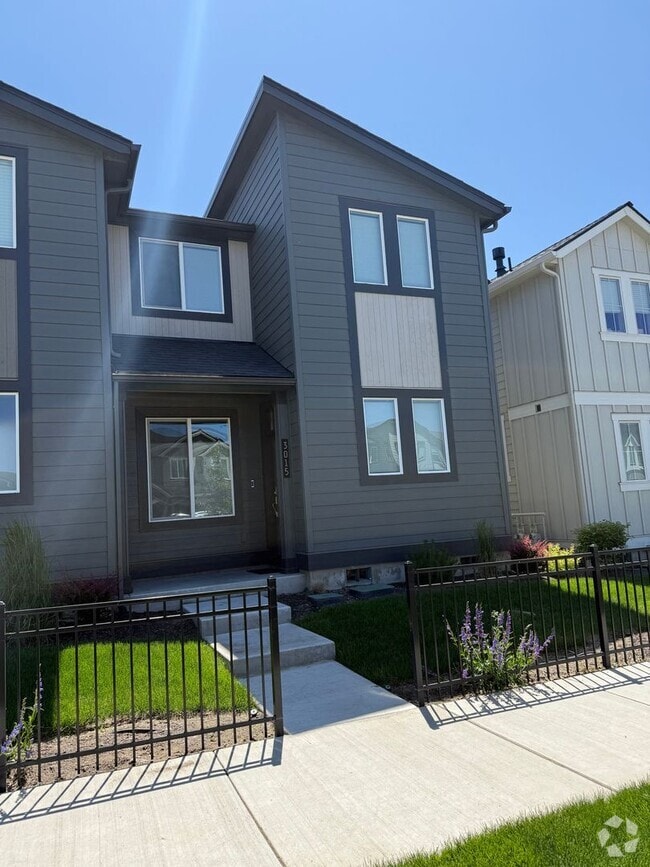 Building Photo - Petrosa!  3 Bdrm, 2.5 Bath 1450 sq ft Town...
