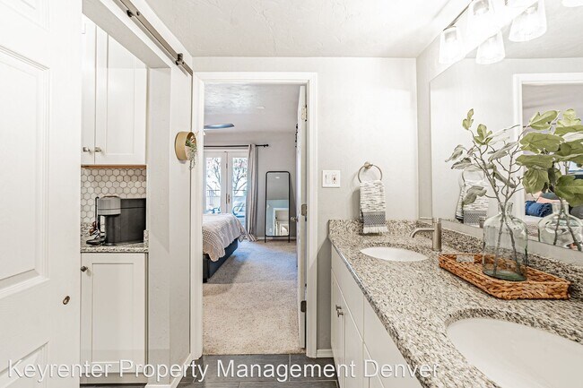 Building Photo - 2 br, 1 bath House - 700 N Washington St #207