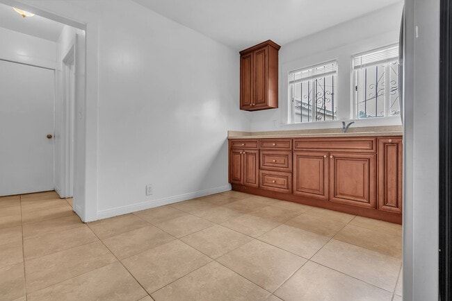 Building Photo - 447 E 101st St