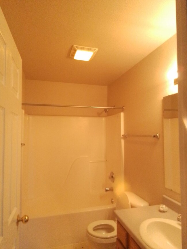 Building Photo - 4 bedroom: Super Clean with new carpet and...