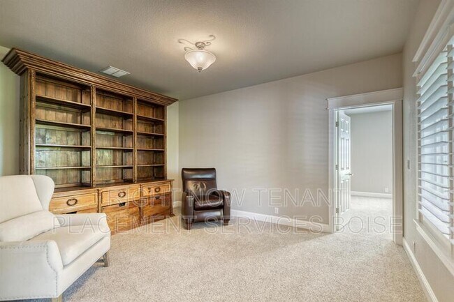 Building Photo - 1646 N Chaucer Way