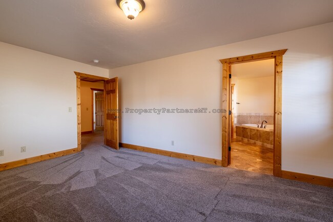 Building Photo - ***DECEMBER RENT FREE** 4 Bed 2.5 Bath upg...