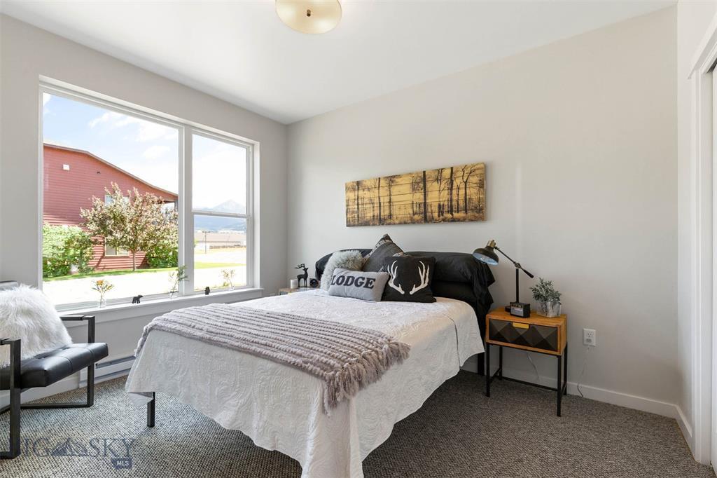 Building Photo - 2221 Willow Dr