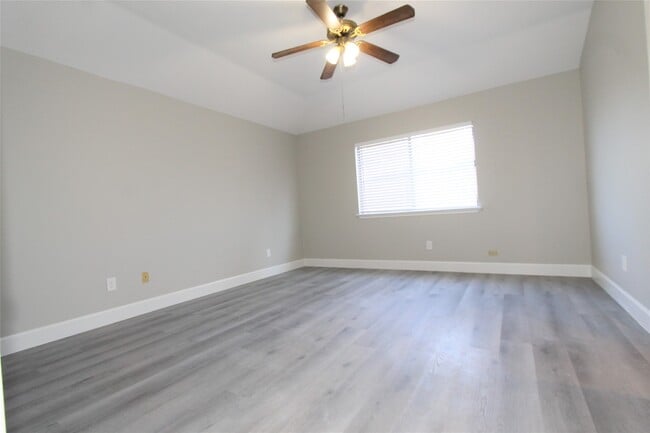 Building Photo - 4611 Silver Fox Dr