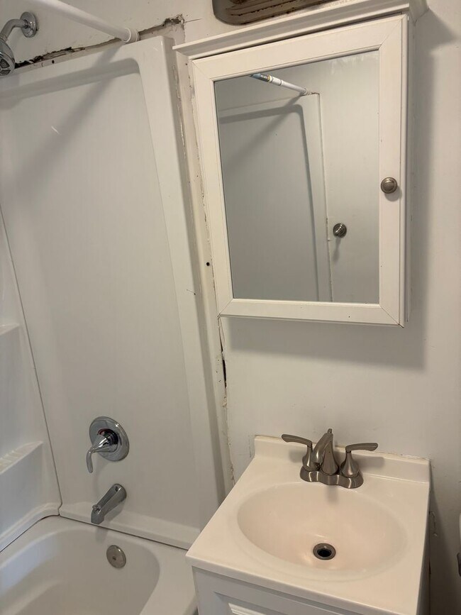 Building Photo - Euclid 2 Bedroom