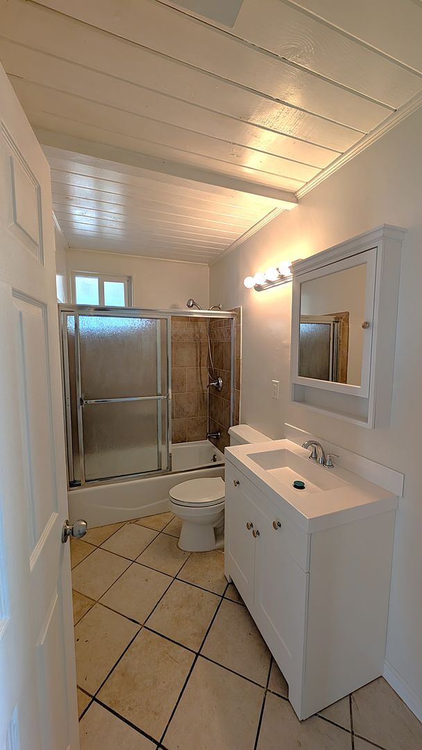 Building Photo - 4 Bed, 1.5 bath Home, freshly painted and ...