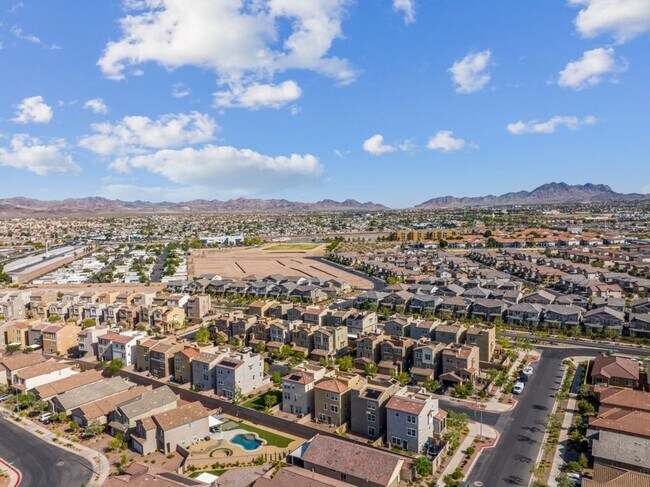 Building Photo - Spacious Three Story 3 Bed 3.5 Bath Smarth...