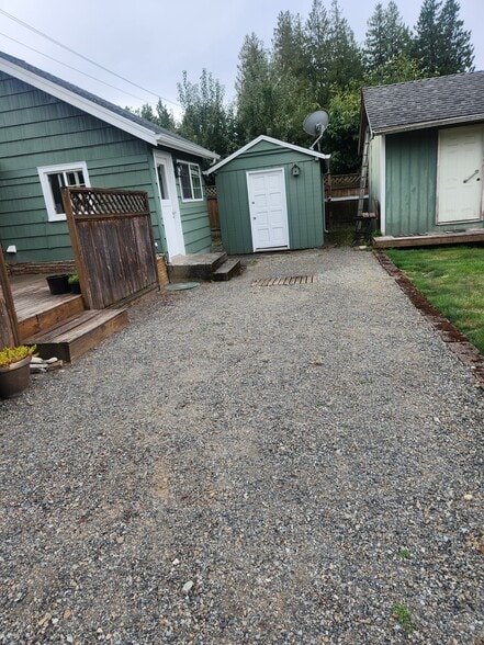 Building Photo - 15732 E Shore Dr