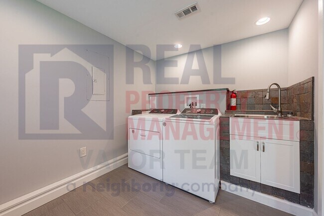 Building Photo - 1725 Crock Dr