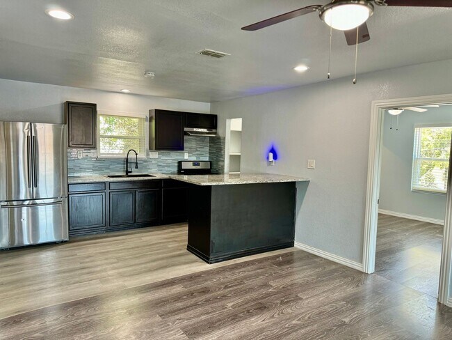 Building Photo - 2618 Creekview Dr