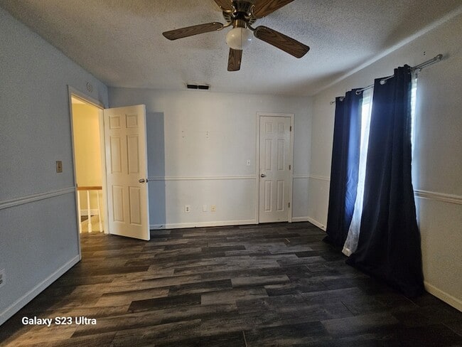 Building Photo - 615 Lilly Ln